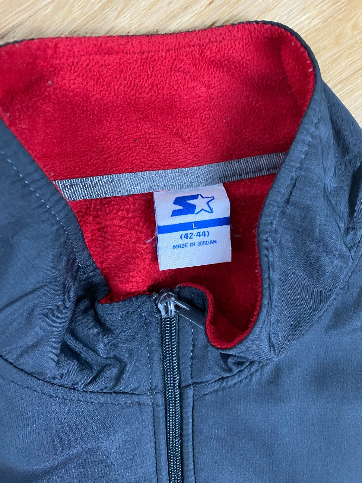 Vintage Starter Fleecejacke Vintage Klamotten, Secondhand Klamotten, Retro Mode, Nachhaltige Mode, Einzigartige Stücke, Zeitlose Mode, Umweltfreundliche Kleidung, Stilvolle Secondhand Mode, Hochwertige Vintage Kleidung