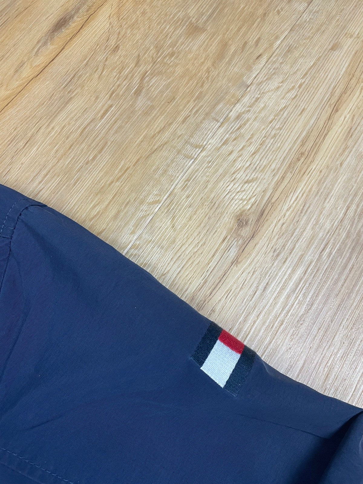 Vintage Tommy Hilfiger Jacke Dunkelblau S - Stylische und Bequeme Jacke Vintage Klamotten, Secondhand Klamotten, Retro Mode, Nachhaltige Mode, Einzigartige Stücke, Zeitlose Mode, Umweltfreundliche Kleidung, Stilvolle Secondhand Mode, Hochwertige Vintage Kleidung