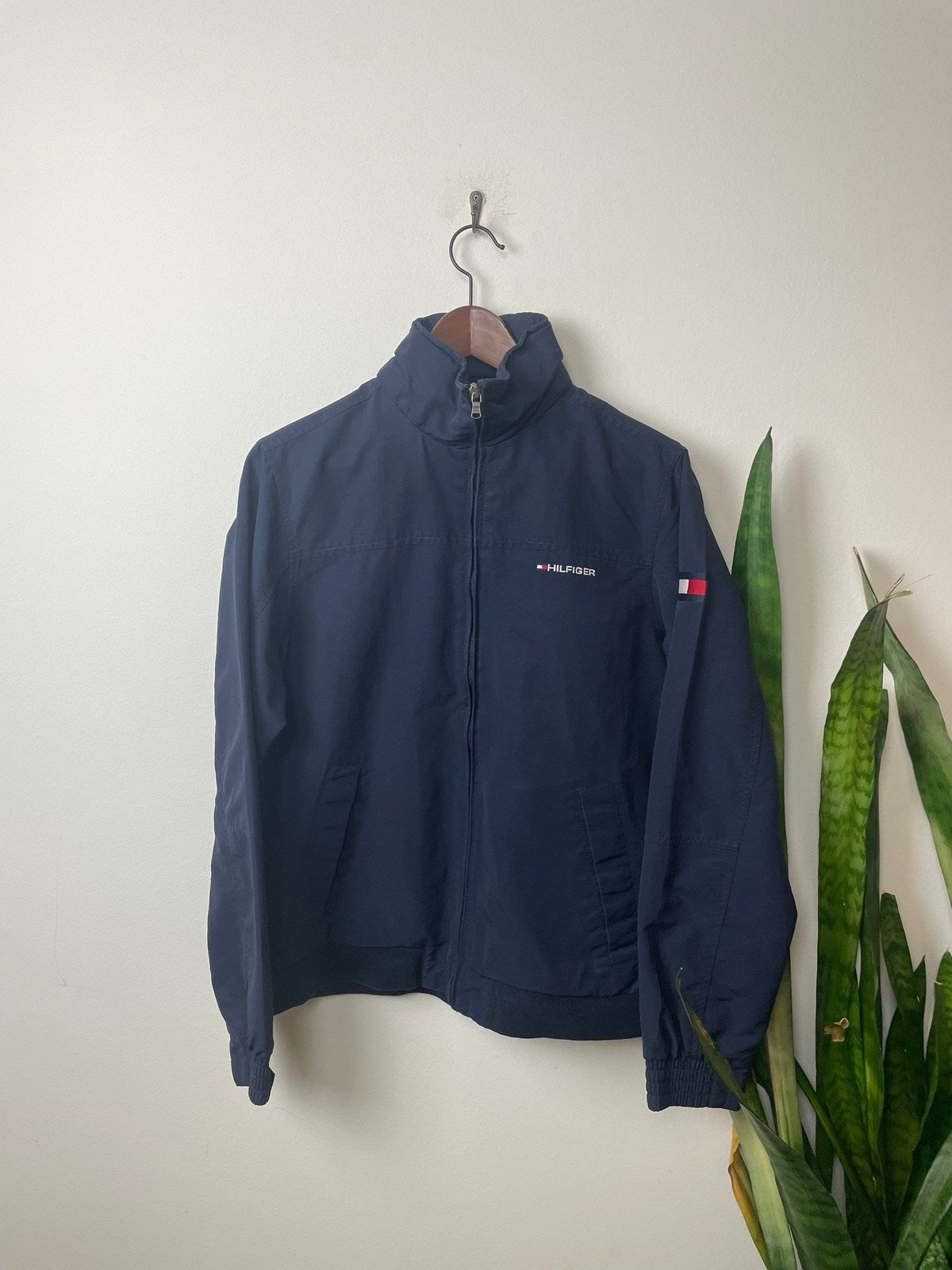Vintage Tommy Hilfiger Jacke Dunkelblau S - Stylische und Bequeme Jacke Vintage Klamotten, Secondhand Klamotten, Retro Mode, Nachhaltige Mode, Einzigartige Stücke, Zeitlose Mode, Umweltfreundliche Kleidung, Stilvolle Secondhand Mode, Hochwertige Vintage Kleidung