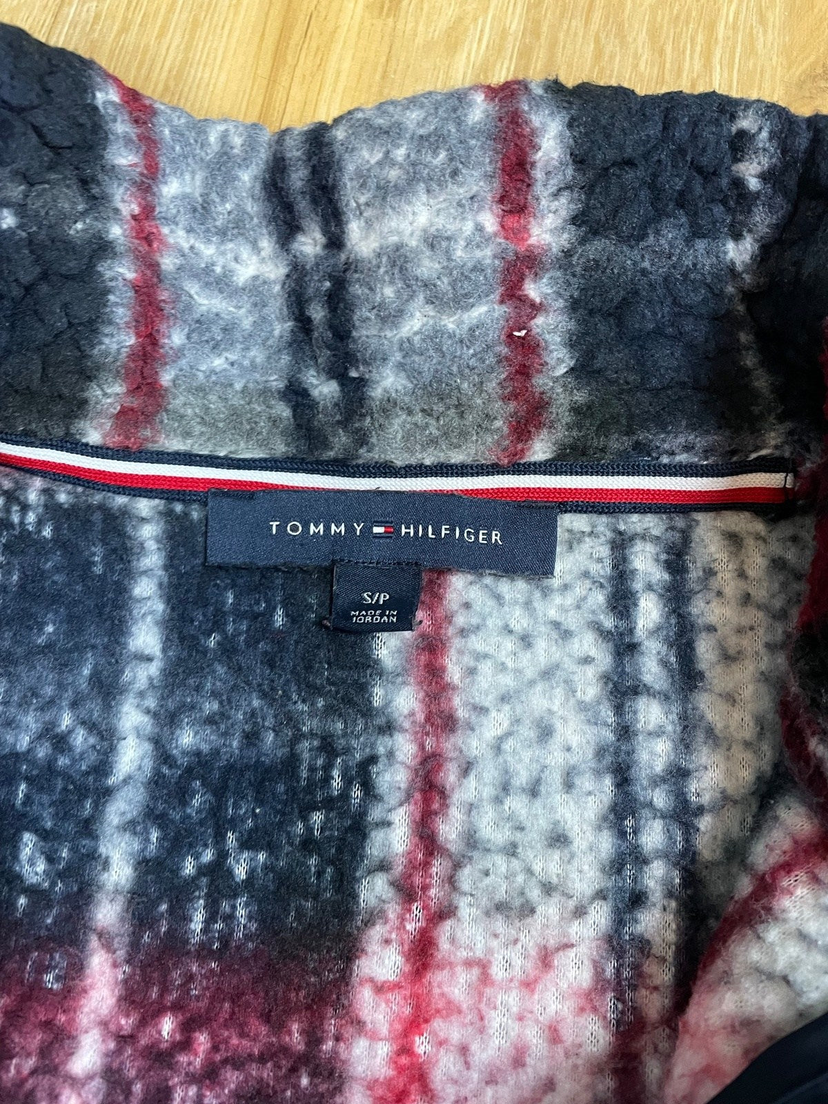 Vintage Tommy Hilfiger Leichte Karierte Jacke Schwarz/Rot/Weiß S - Herren Holzfäller Jacke Vintage Klamotten, Secondhand Klamotten, Retro Mode, Nachhaltige Mode, Einzigartige Stücke, Zeitlose Mode, Umweltfreundliche Kleidung, Stilvolle Secondhand Mode, Hochwertige Vintage Kleidung