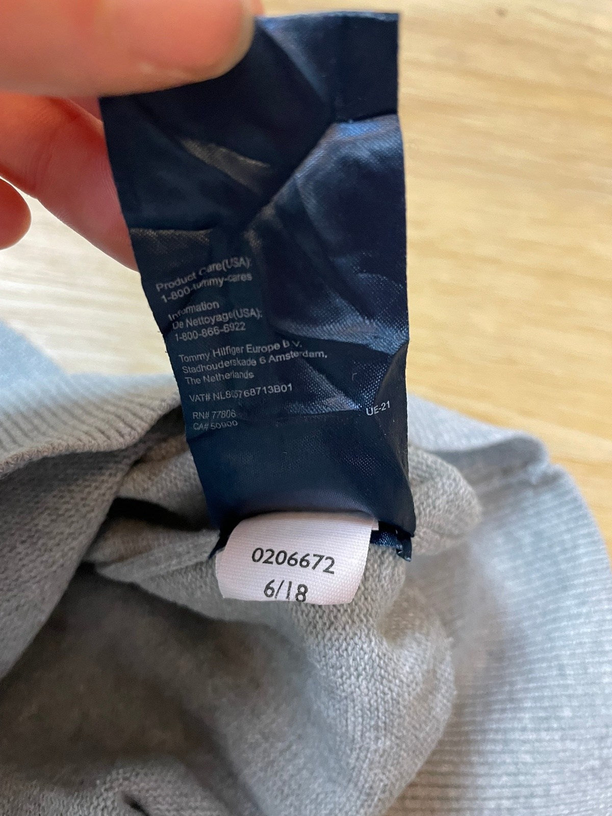 Vintage Tommy Hilfiger Sweater Grün/Blau/Grau Gestreift XL - Lockerer und Bequemer Herren Pullover Vintage Klamotten, Secondhand Klamotten, Retro Mode, Nachhaltige Mode, Einzigartige Stücke, Zeitlose Mode, Umweltfreundliche Kleidung, Stilvolle Secondhand Mode, Hochwertige Vintage Kleidung