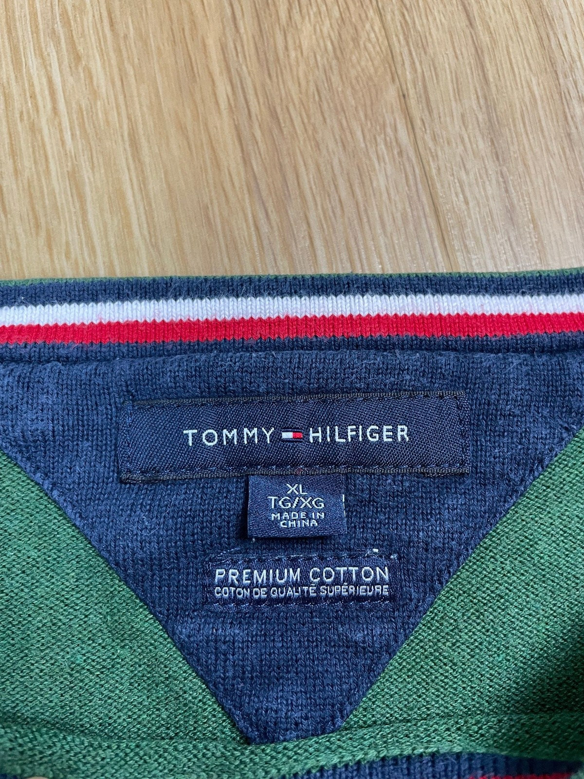 Vintage Tommy Hilfiger Sweater Grün/Blau/Grau Gestreift XL - Lockerer und Bequemer Herren Pullover Vintage Klamotten, Secondhand Klamotten, Retro Mode, Nachhaltige Mode, Einzigartige Stücke, Zeitlose Mode, Umweltfreundliche Kleidung, Stilvolle Secondhand Mode, Hochwertige Vintage Kleidung
