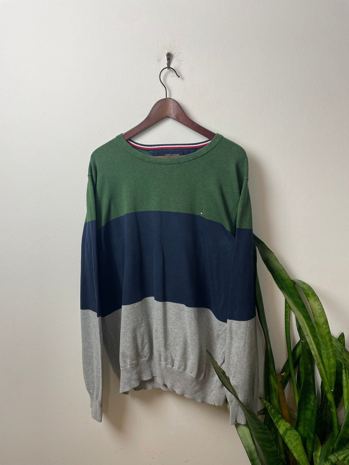 Vintage Tommy Hilfiger Sweater Grün/Blau/Grau Gestreift XL - Lockerer und Bequemer Herren Pullover Vintage Klamotten, Secondhand Klamotten, Retro Mode, Nachhaltige Mode, Einzigartige Stücke, Zeitlose Mode, Umweltfreundliche Kleidung, Stilvolle Secondhand Mode, Hochwertige Vintage Kleidung