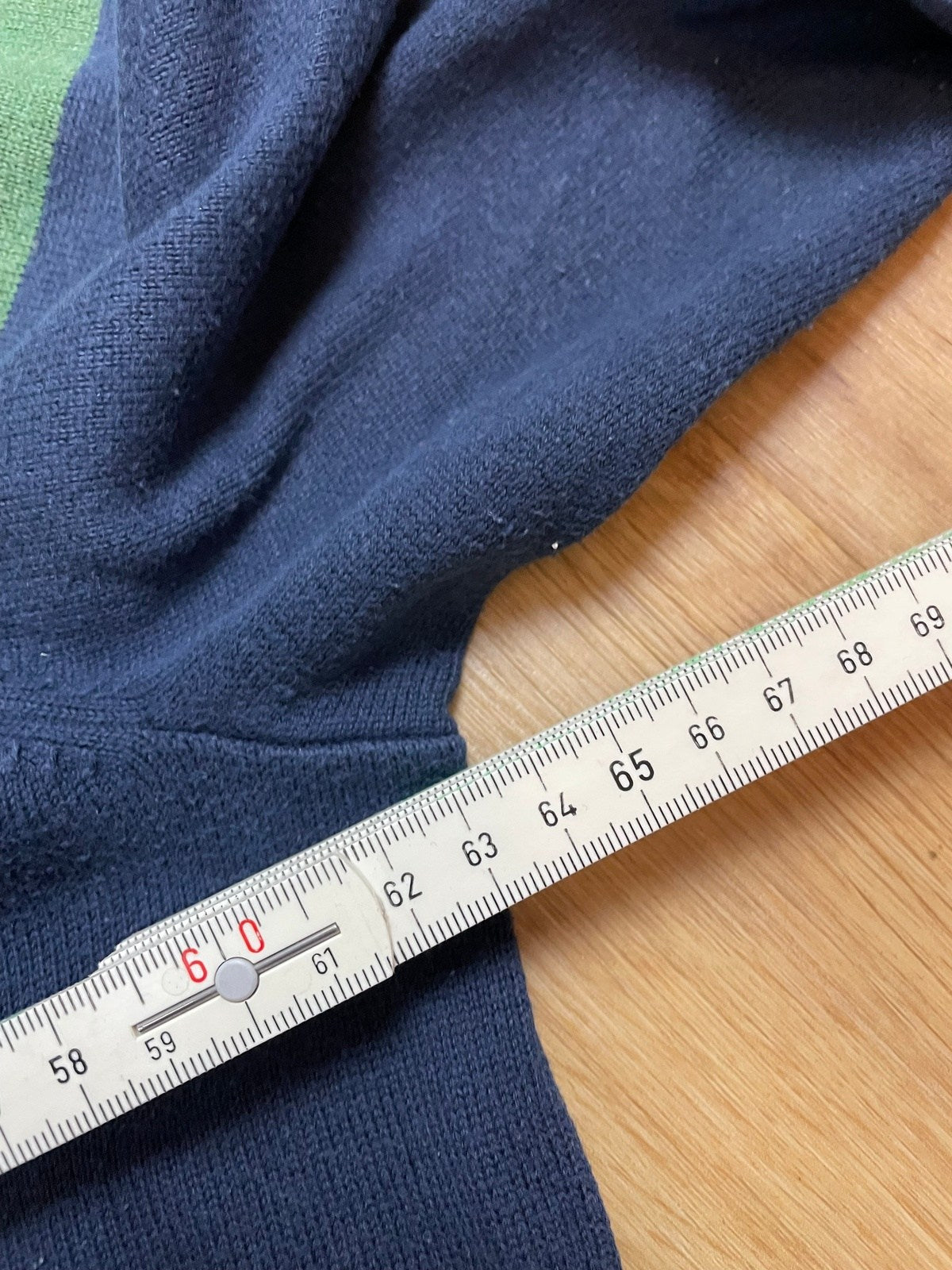 Vintage Tommy Hilfiger Sweater Grün/Blau/Grau Gestreift XL - Lockerer und Bequemer Herren Pullover Vintage Klamotten, Secondhand Klamotten, Retro Mode, Nachhaltige Mode, Einzigartige Stücke, Zeitlose Mode, Umweltfreundliche Kleidung, Stilvolle Secondhand Mode, Hochwertige Vintage Kleidung