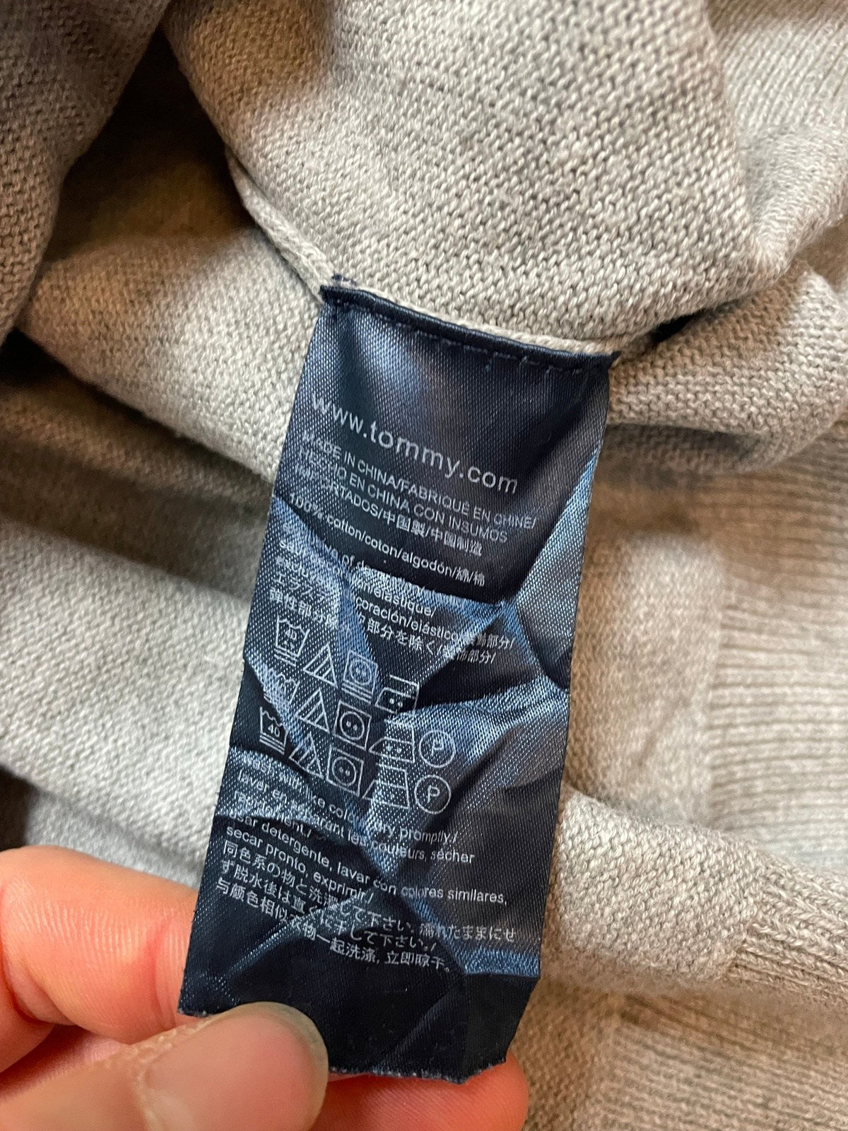 Vintage Tommy Hilfiger Sweater Grün/Blau/Grau Gestreift XL - Lockerer und Bequemer Herren Pullover Vintage Klamotten, Secondhand Klamotten, Retro Mode, Nachhaltige Mode, Einzigartige Stücke, Zeitlose Mode, Umweltfreundliche Kleidung, Stilvolle Secondhand Mode, Hochwertige Vintage Kleidung