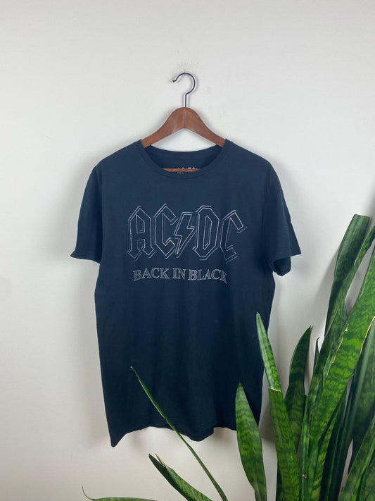 ACDC T-Shirt Vintage Klamotten, Secondhand Klamotten, Retro Mode, Nachhaltige Mode, Einzigartige Stücke, Zeitlose Mode, Umweltfreundliche Kleidung, Stilvolle Secondhand Mode, Hochwertige Vintage Kleidung