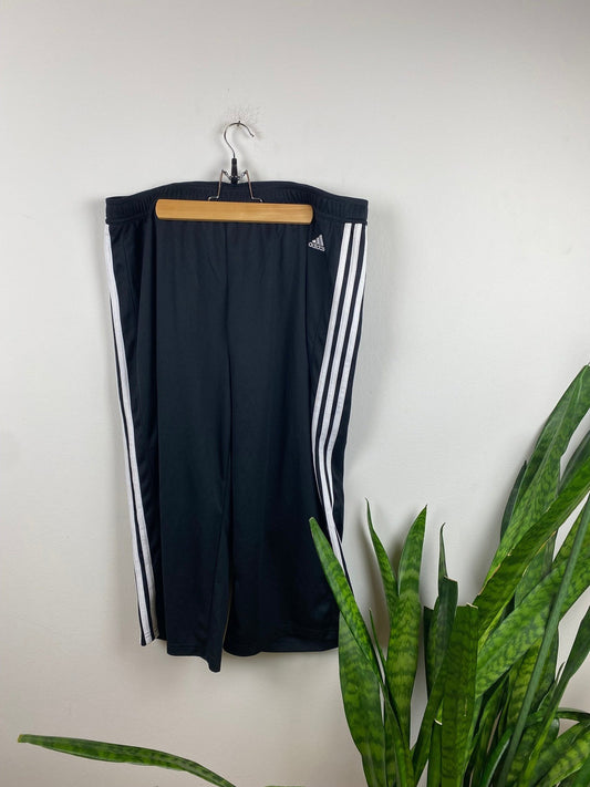 Adidas Jogginghose Vintage Klamotten, Secondhand Klamotten, Retro Mode, Nachhaltige Mode, Einzigartige Stücke, Zeitlose Mode, Umweltfreundliche Kleidung, Stilvolle Secondhand Mode, Hochwertige Vintage Kleidung