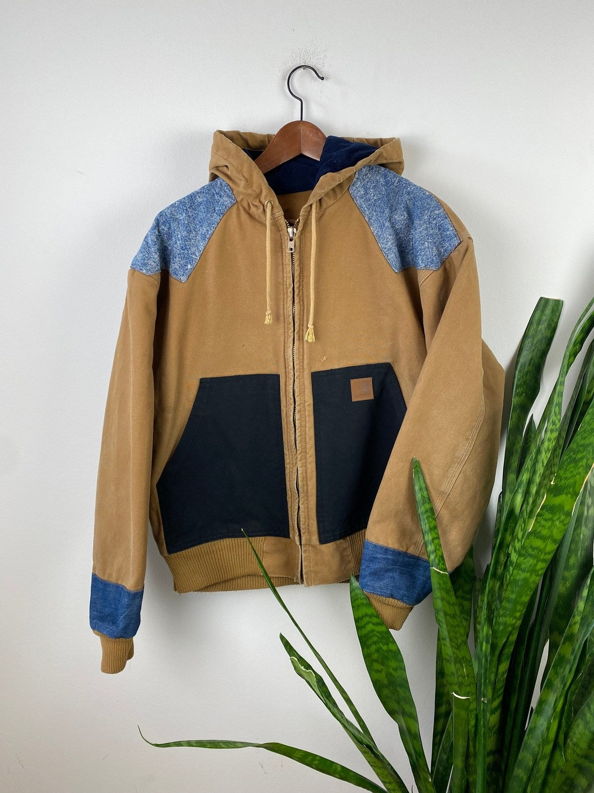 Carhartt Jacke Rework Braun M - Vintage Remade Dickere Herren Jacke Vintage Klamotten, Secondhand Klamotten, Retro Mode, Nachhaltige Mode, Einzigartige Stücke, Zeitlose Mode, Umweltfreundliche Kleidung, Stilvolle Secondhand Mode, Hochwertige Vintage Kleidung