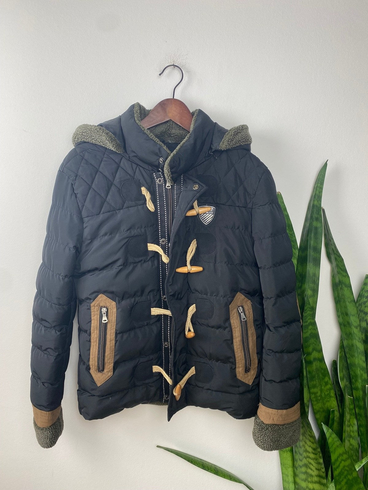 Emporio Armani Jacke Schwarz S - Elegante und Funktionale Dicke Jacke Vintage Klamotten, Secondhand Klamotten, Retro Mode, Nachhaltige Mode, Einzigartige Stücke, Zeitlose Mode, Umweltfreundliche Kleidung, Stilvolle Secondhand Mode, Hochwertige Vintage Kleidung