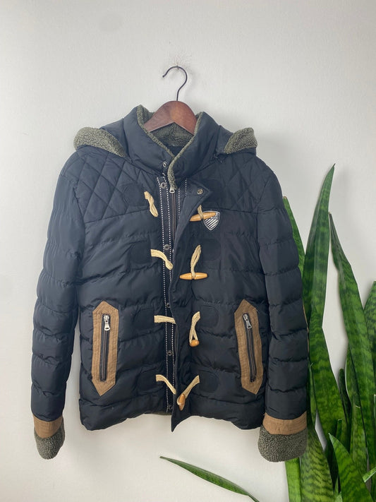 Emporio Armani Jacke Schwarz S - Elegante und Funktionale Dicke Jacke Vintage Klamotten, Secondhand Klamotten, Retro Mode, Nachhaltige Mode, Einzigartige Stücke, Zeitlose Mode, Umweltfreundliche Kleidung, Stilvolle Secondhand Mode, Hochwertige Vintage Kleidung