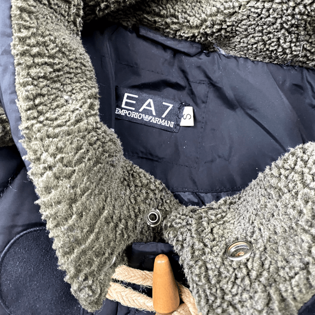 Emporio Armani Jacke Schwarz S - Elegante und Funktionale Dicke Jacke Vintage Klamotten, Secondhand Klamotten, Retro Mode, Nachhaltige Mode, Einzigartige Stücke, Zeitlose Mode, Umweltfreundliche Kleidung, Stilvolle Secondhand Mode, Hochwertige Vintage Kleidung