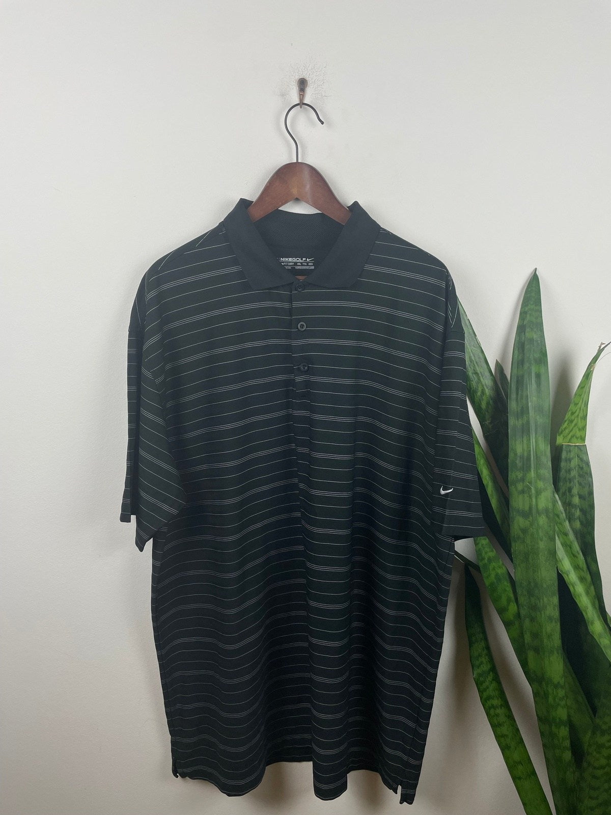 Nike Golf Poloshirt Vintage Klamotten, Secondhand Klamotten, Retro Mode, Nachhaltige Mode, Einzigartige Stücke, Zeitlose Mode, Umweltfreundliche Kleidung, Stilvolle Secondhand Mode, Hochwertige Vintage Kleidung