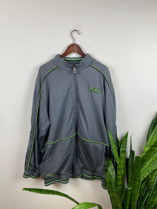 Nike Trainingsjacke Vintage Klamotten, Secondhand Klamotten, Retro Mode, Nachhaltige Mode, Einzigartige Stücke, Zeitlose Mode, Umweltfreundliche Kleidung, Stilvolle Secondhand Mode, Hochwertige Vintage Kleidung