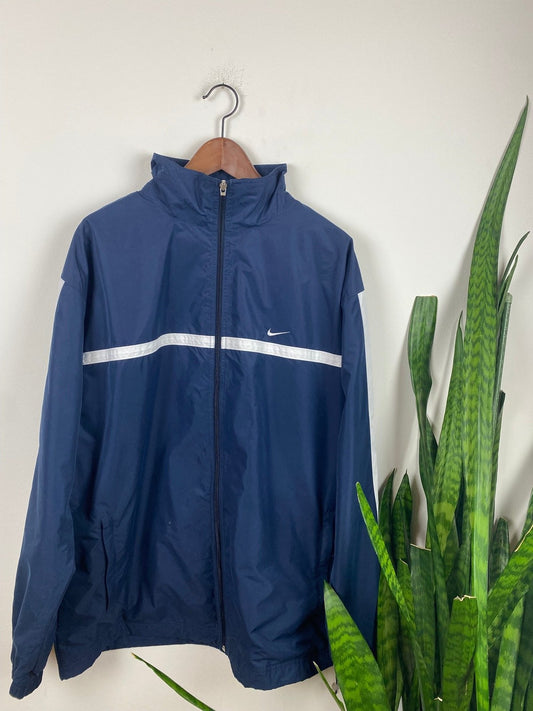 Nike Trainingsjacke Vintage Klamotten, Secondhand Klamotten, Retro Mode, Nachhaltige Mode, Einzigartige Stücke, Zeitlose Mode, Umweltfreundliche Kleidung, Stilvolle Secondhand Mode, Hochwertige Vintage Kleidung