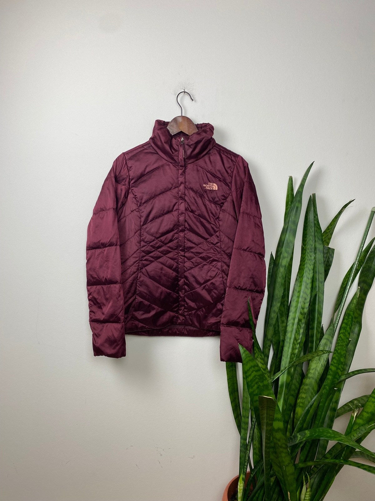 The North Face Daunenjacke 550 Lila S - Übergangs Damen Jacke Vintage Klamotten, Secondhand Klamotten, Retro Mode, Nachhaltige Mode, Einzigartige Stücke, Zeitlose Mode, Umweltfreundliche Kleidung, Stilvolle Secondhand Mode, Hochwertige Vintage Kleidung