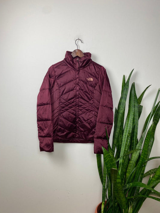 The North Face Daunenjacke 550 Lila S - Übergangs Damen Jacke Vintage Klamotten, Secondhand Klamotten, Retro Mode, Nachhaltige Mode, Einzigartige Stücke, Zeitlose Mode, Umweltfreundliche Kleidung, Stilvolle Secondhand Mode, Hochwertige Vintage Kleidung
