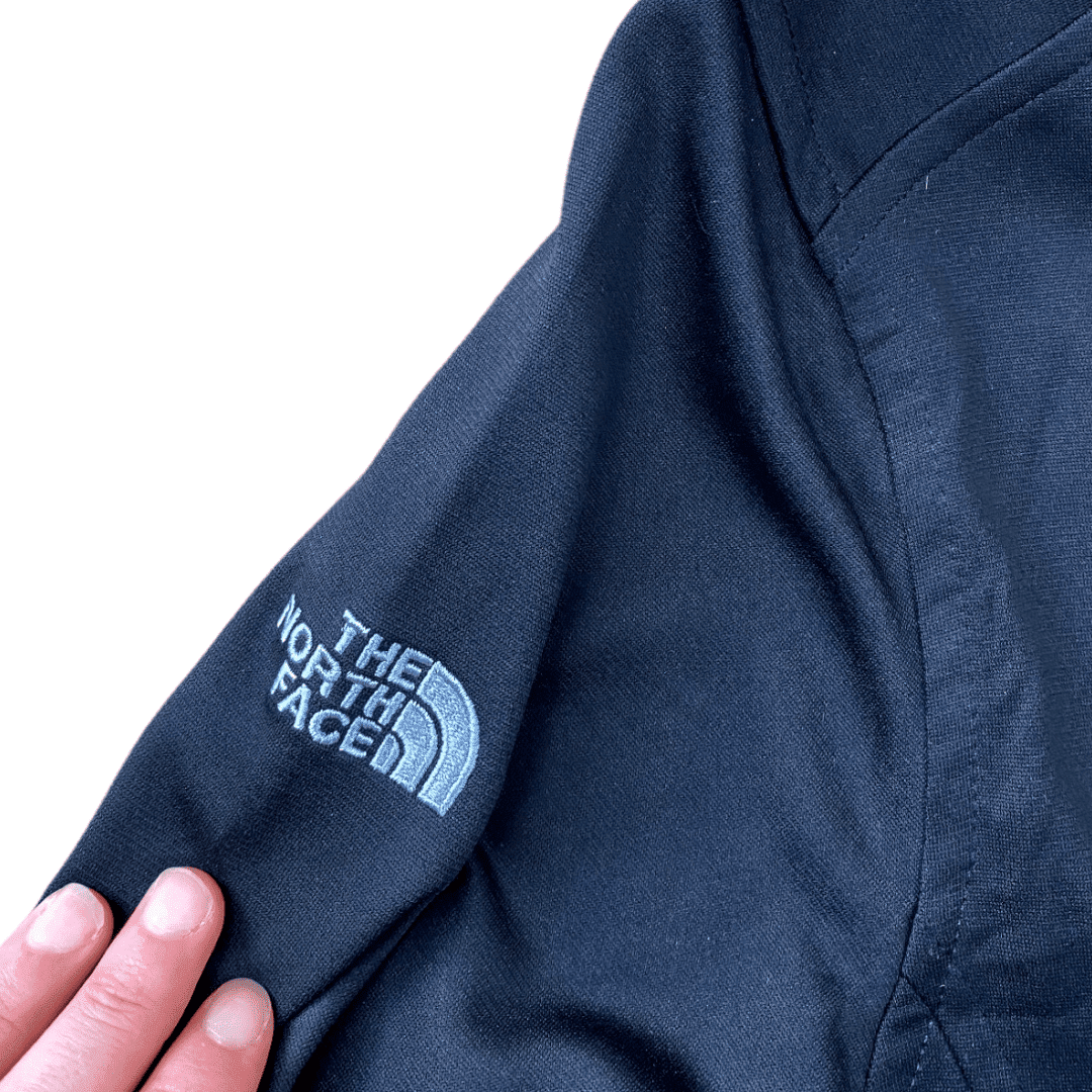 The North Face Half Zip Sweater Fresenius Medical Care Schwarz XL - Klassischer Vintage Half-Zip Vintage Klamotten, Secondhand Klamotten, Retro Mode, Nachhaltige Mode, Einzigartige Stücke, Zeitlose Mode, Umweltfreundliche Kleidung, Stilvolle Secondhand Mode, Hochwertige Vintage Kleidung