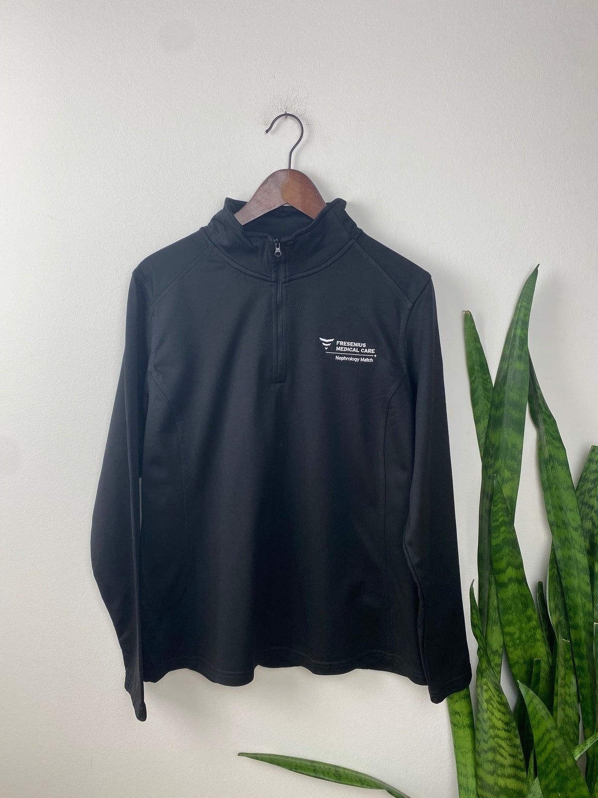 The North Face Half Zip Sweater Fresenius Medical Care Schwarz XL - Klassischer Vintage Half-Zip Vintage Klamotten, Secondhand Klamotten, Retro Mode, Nachhaltige Mode, Einzigartige Stücke, Zeitlose Mode, Umweltfreundliche Kleidung, Stilvolle Secondhand Mode, Hochwertige Vintage Kleidung