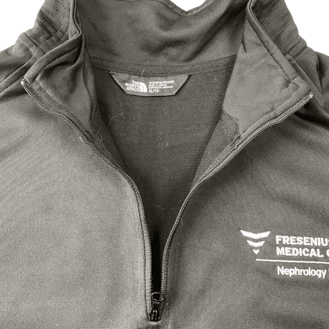 The North Face Half Zip Sweater Fresenius Medical Care Schwarz XL - Klassischer Vintage Half-Zip Vintage Klamotten, Secondhand Klamotten, Retro Mode, Nachhaltige Mode, Einzigartige Stücke, Zeitlose Mode, Umweltfreundliche Kleidung, Stilvolle Secondhand Mode, Hochwertige Vintage Kleidung