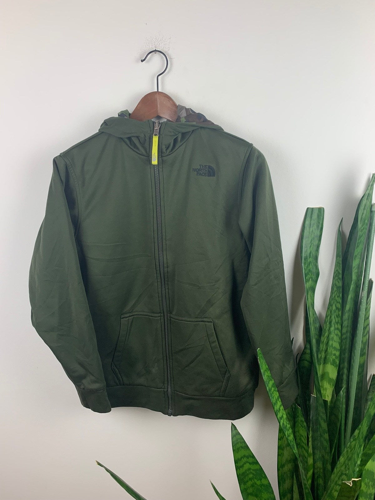The North Face Inside Out Jacke n 2 in 1 Olivgrün/Military Colors S - Funktionale Herren Jacke Vintage Klamotten, Secondhand Klamotten, Retro Mode, Nachhaltige Mode, Einzigartige Stücke, Zeitlose Mode, Umweltfreundliche Kleidung, Stilvolle Secondhand Mode, Hochwertige Vintage Kleidung