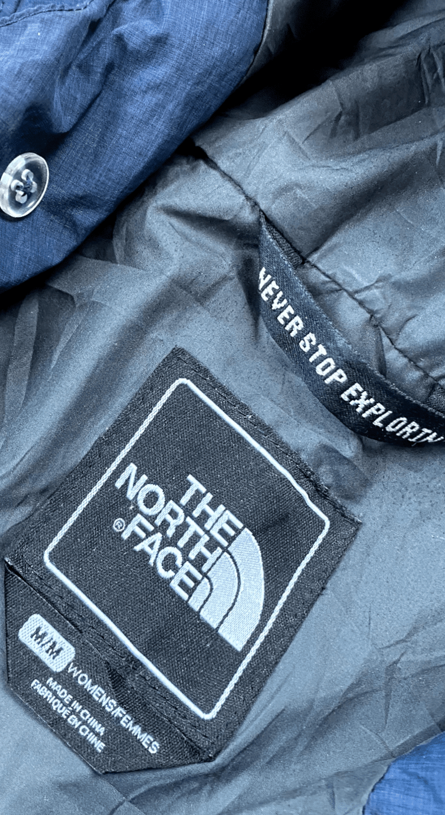 The North Face Leichte Jacke Dunkelgrau M - Damen Hyvent Regenjacke Vintage Klamotten, Secondhand Klamotten, Retro Mode, Nachhaltige Mode, Einzigartige Stücke, Zeitlose Mode, Umweltfreundliche Kleidung, Stilvolle Secondhand Mode, Hochwertige Vintage Kleidung