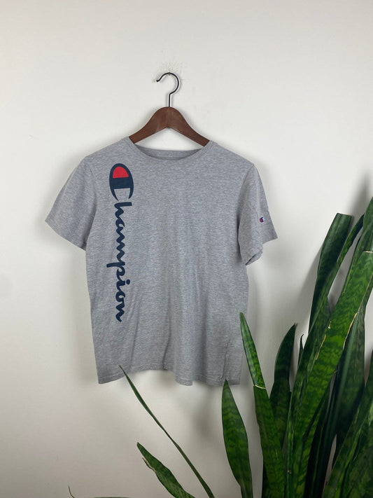 Vintage Champion T-Shirt Grau S - Basic sportliches Damen Shirt Vintage Klamotten, Secondhand Klamotten, Retro Mode, Nachhaltige Mode, Einzigartige Stücke, Zeitlose Mode, Umweltfreundliche Kleidung, Stilvolle Secondhand Mode, Hochwertige Vintage Kleidung