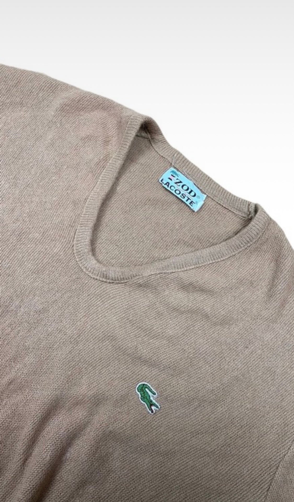 Vintage Lacoste Sweater mit V-Ausschnitt Braun XL - Lockerer Basic Herren Pullover Vintage Klamotten, Secondhand Klamotten, Retro Mode, Nachhaltige Mode, Einzigartige Stücke, Zeitlose Mode, Umweltfreundliche Kleidung, Stilvolle Secondhand Mode, Hochwertige Vintage Kleidung