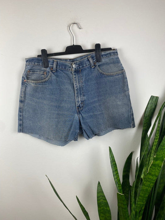 Vintage Levi´s Shorts 560 W36 L32 Hellblau L - Kurze Herren Jeanshose Vintage Klamotten, Secondhand Klamotten, Retro Mode, Nachhaltige Mode, Einzigartige Stücke, Zeitlose Mode, Umweltfreundliche Kleidung, Stilvolle Secondhand Mode, Hochwertige Vintage Kleidung