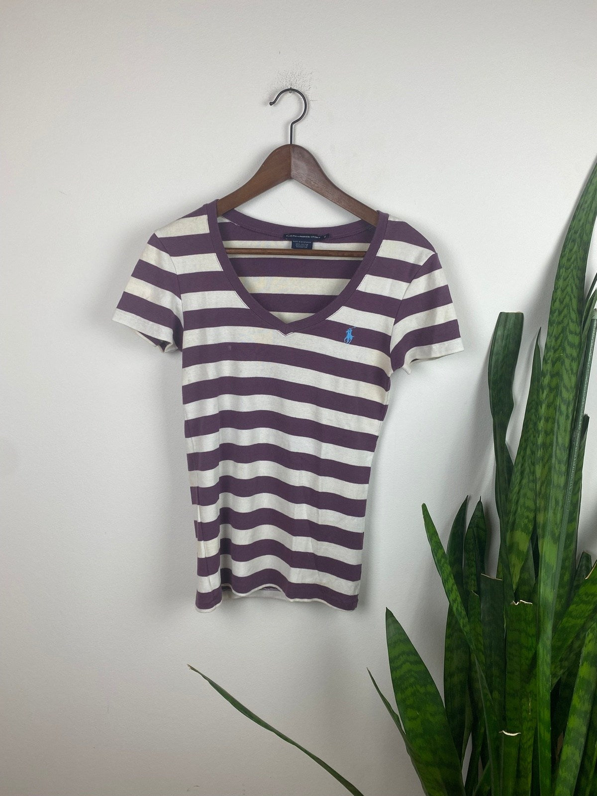 Vintage Ralph Lauren Sport T-Shirt Lila/Weiß Gestreift - Schickes Damen Shirt mit V-Ausschnitt Vintage Klamotten, Secondhand Klamotten, Retro Mode, Nachhaltige Mode, Einzigartige Stücke, Zeitlose Mode, Umweltfreundliche Kleidung, Stilvolle Secondhand Mode, Hochwertige Vintage Kleidung