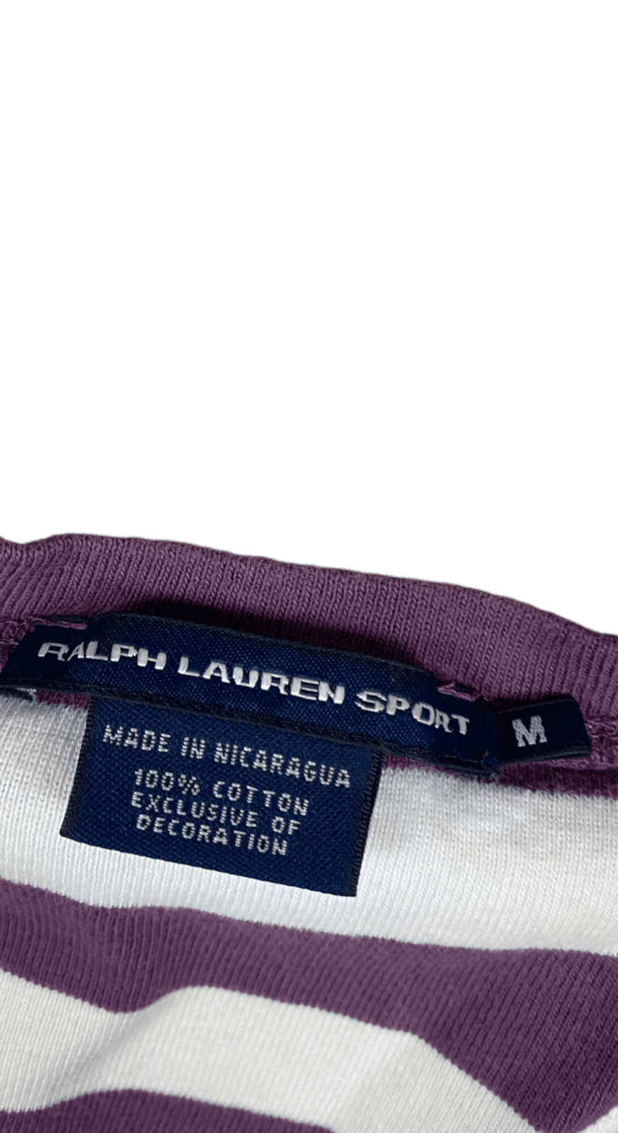 Vintage Ralph Lauren Sport T-Shirt Lila/Weiß Gestreift - Schickes Damen Shirt mit V-Ausschnitt Vintage Klamotten, Secondhand Klamotten, Retro Mode, Nachhaltige Mode, Einzigartige Stücke, Zeitlose Mode, Umweltfreundliche Kleidung, Stilvolle Secondhand Mode, Hochwertige Vintage Kleidung