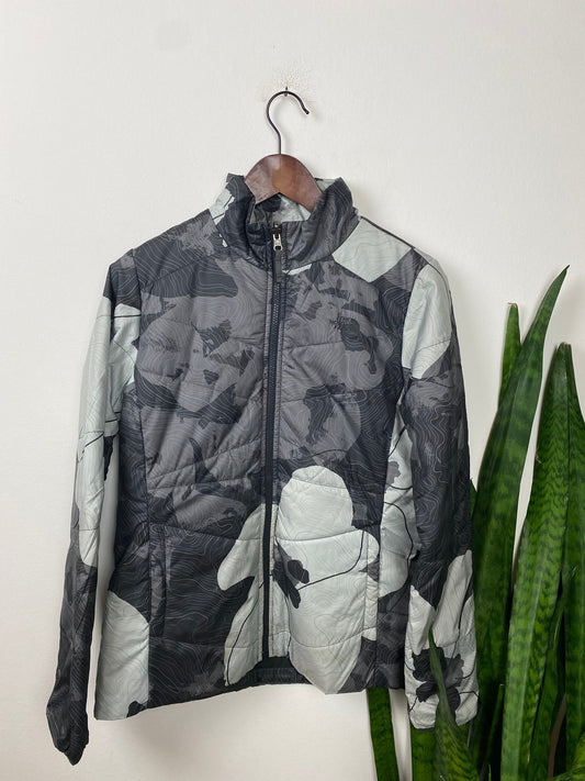 Vintage The North Face Leichte Pufferjacke Grau/Weiß M - Schöne Damenjacke mit Blumen-Muster Vintage Klamotten, Secondhand Klamotten, Retro Mode, Nachhaltige Mode, Einzigartige Stücke, Zeitlose Mode, Umweltfreundliche Kleidung, Stilvolle Secondhand Mode, Hochwertige Vintage Kleidung